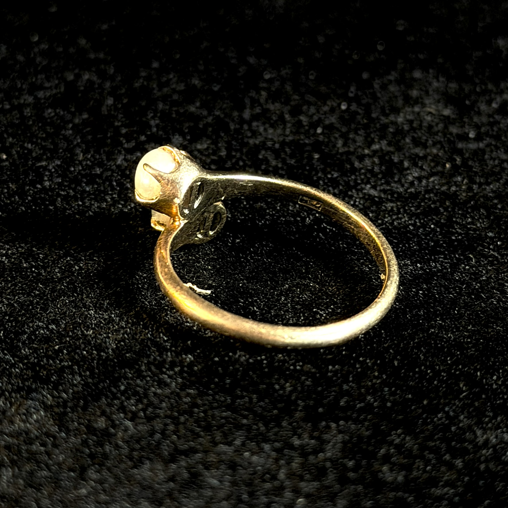 Native Pearl and Yellow Gold Bypass Antique Ring - Image 4
